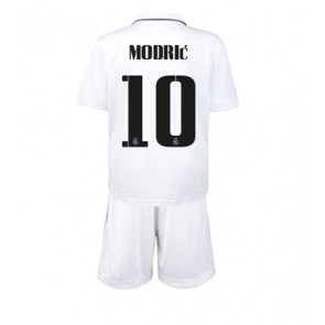 Real Madrid Luka Modric #10 kläder Barn 2022-23 Hemmatröja Kortärmad (+ korta byxor)